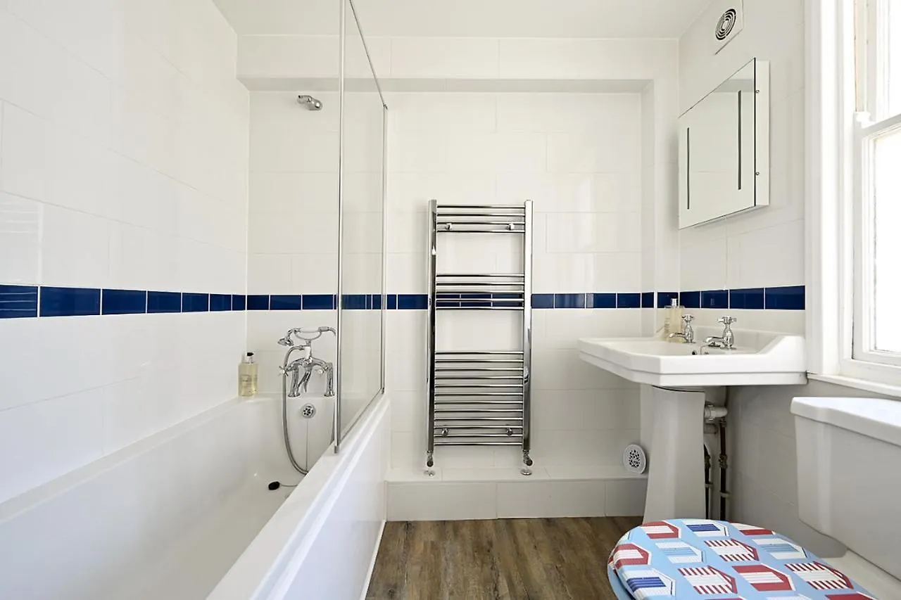 Homey Downtown Brighton Two Bedroom Townhouse Near Sea Front, Up To 7 Guests בית נופש