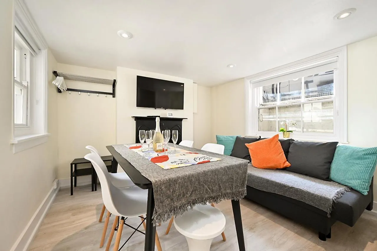 Homey Downtown Brighton Two Bedroom Townhouse Near Sea Front, Up To 7 Guests