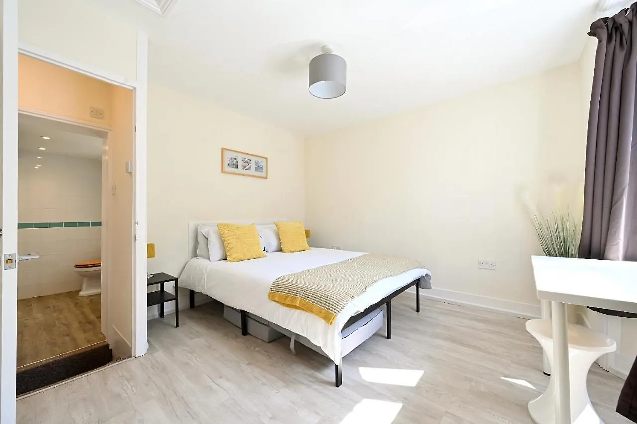 Homey Downtown Brighton Two Bedroom Townhouse Near Sea Front, Up To 7 Guests Holiday home