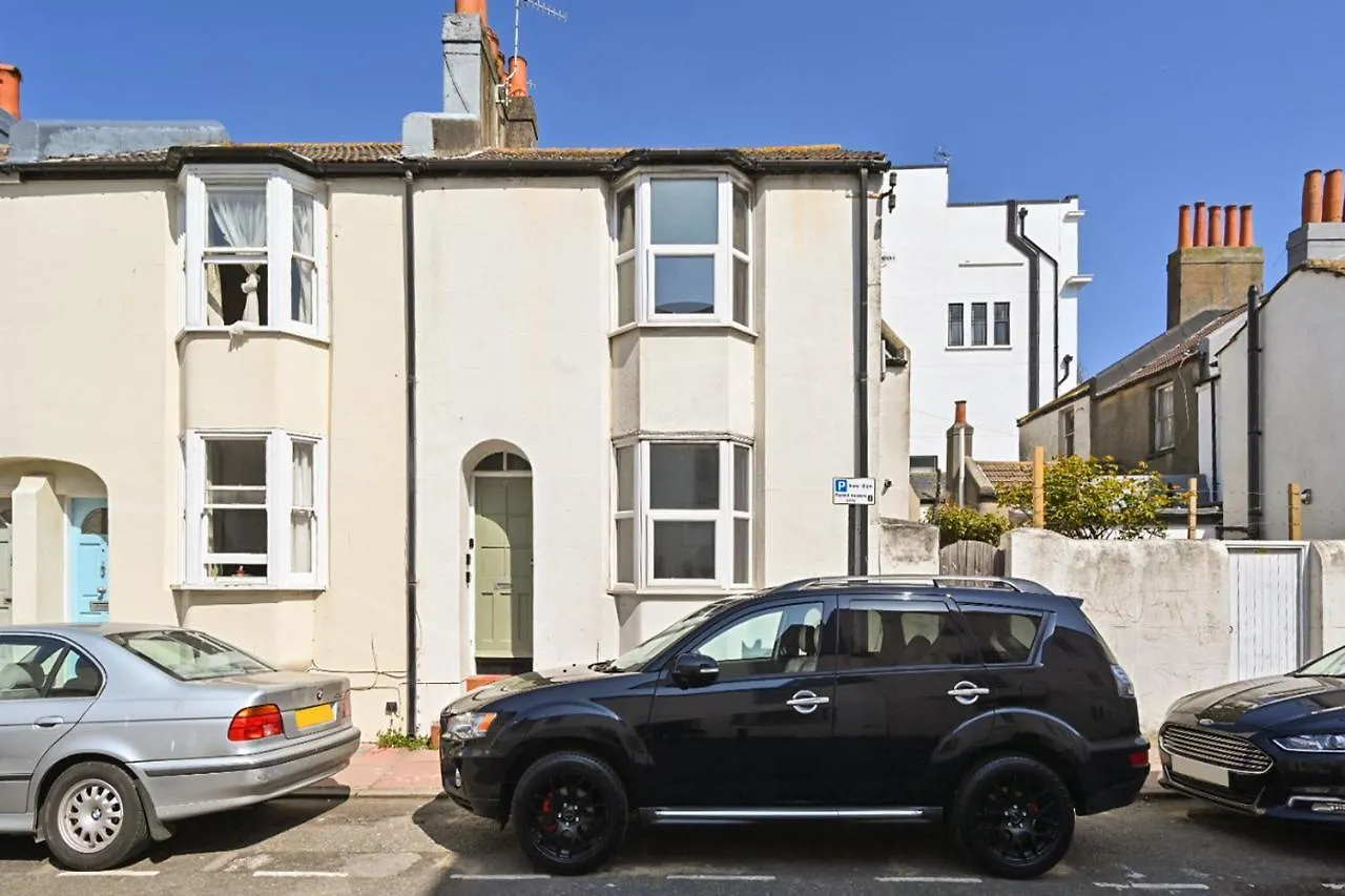 Homey Downtown Brighton Two Bedroom Townhouse Near Sea Front, Up To 7 Guests