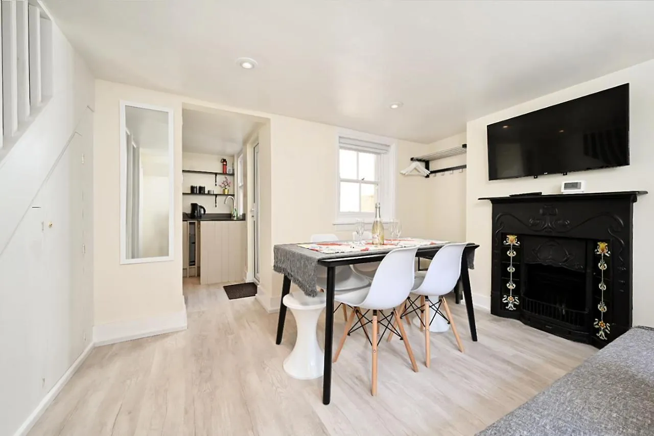 Holiday home Homey Downtown Brighton Two Bedroom Townhouse Near Sea Front, Up To 7 Guests