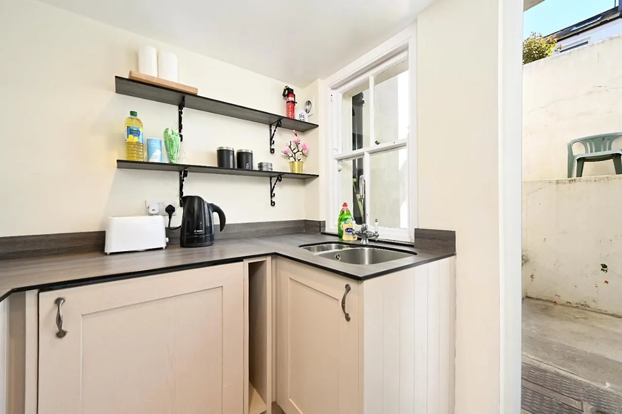 Holiday home Homey Downtown Brighton Two Bedroom Townhouse Near Sea Front, Up To 7 Guests