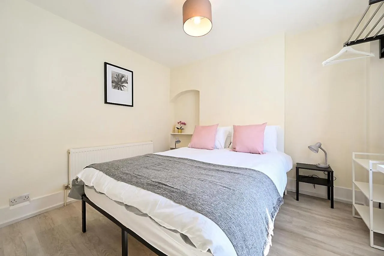 Homey Downtown Brighton Two Bedroom Townhouse Near Sea Front, Up To 7 Guests Holiday home