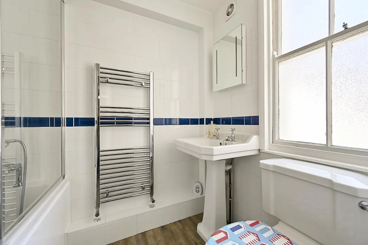 Homey Downtown Brighton Two Bedroom Townhouse Near Sea Front, Up To 7 Guests